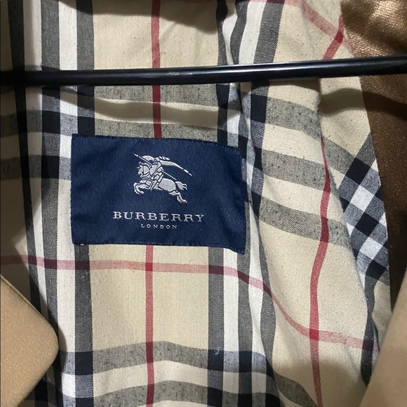 Burberry Coat ! - Picture 2 of 5